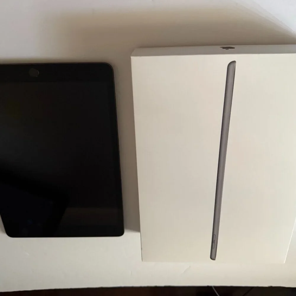 7th Generation iPad , 32GB Includes case